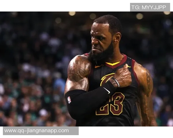 詹姆斯左手肘伤病引发争议球迷称镜头误解引发误会